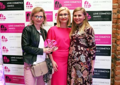 Jolanta Gralewska, przedstawicielka BANDI Cosmetics podczas odbioru nagrody #ConsumerFriendlyInnovator w ramach Love Cosmetics Awards 2019