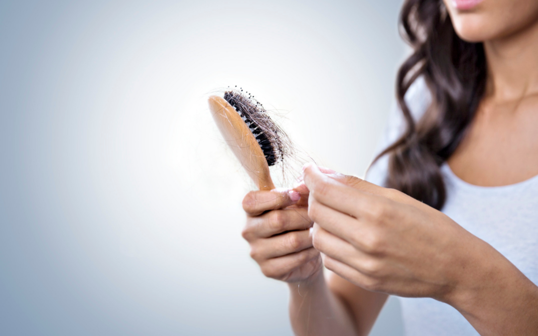 Wypadanie włosów jednym z długoterminowych objawów pochorobowych