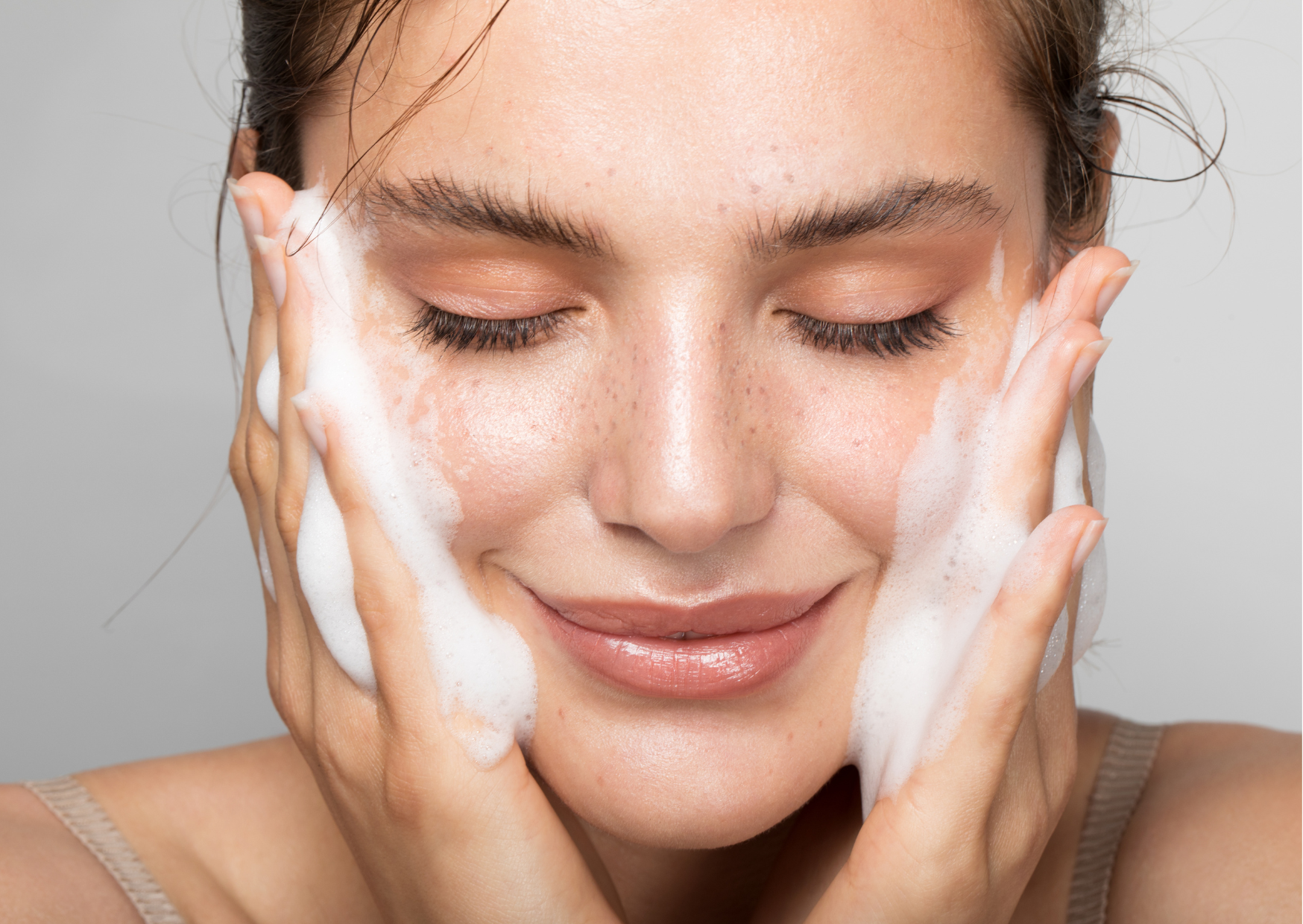 dwuetapowe oczyszczanie skóry - skuteczny sposób na zmycie kremu z filtrem