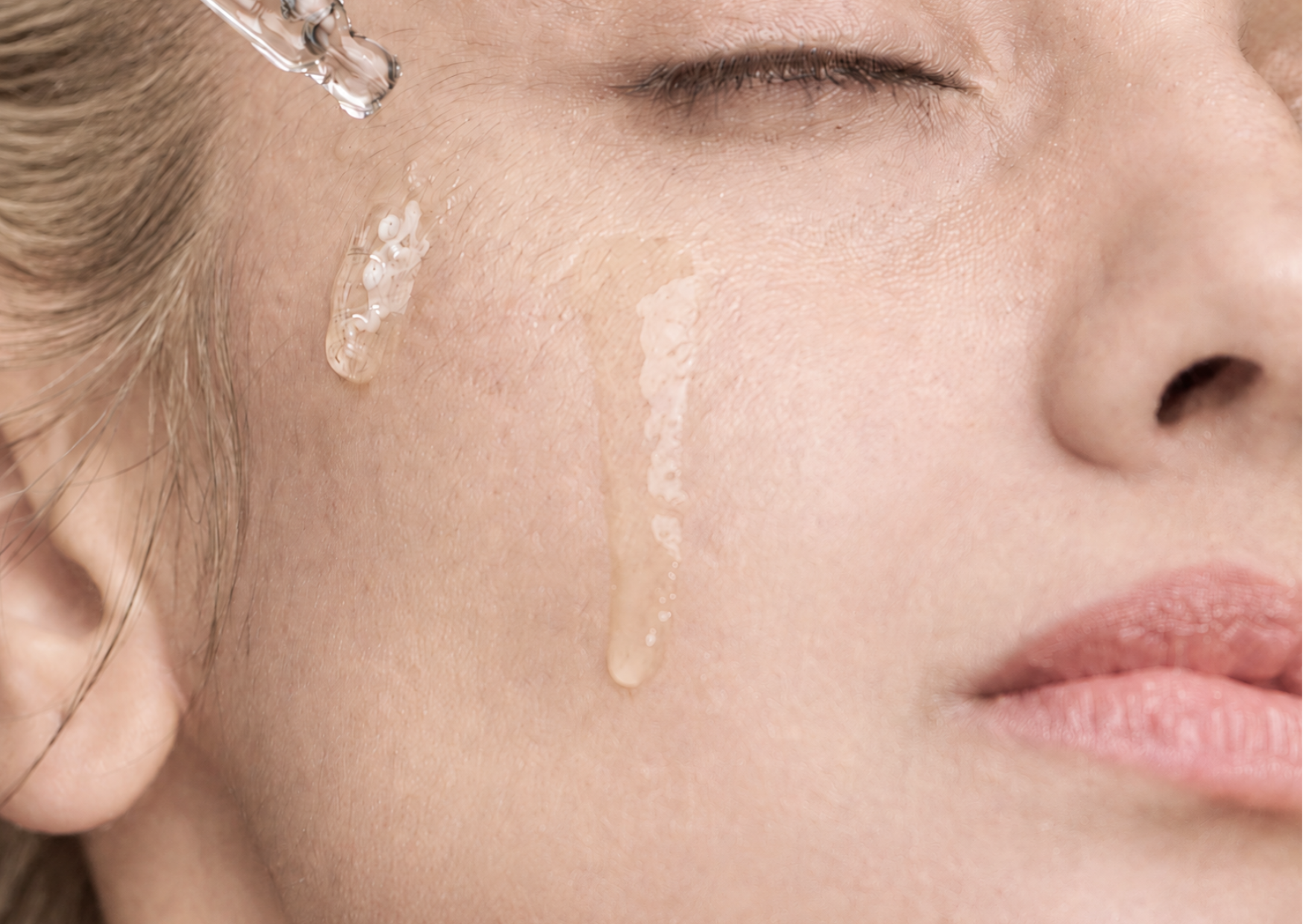 Zdjęcie na całą stronę z modelką peeling z kwasami